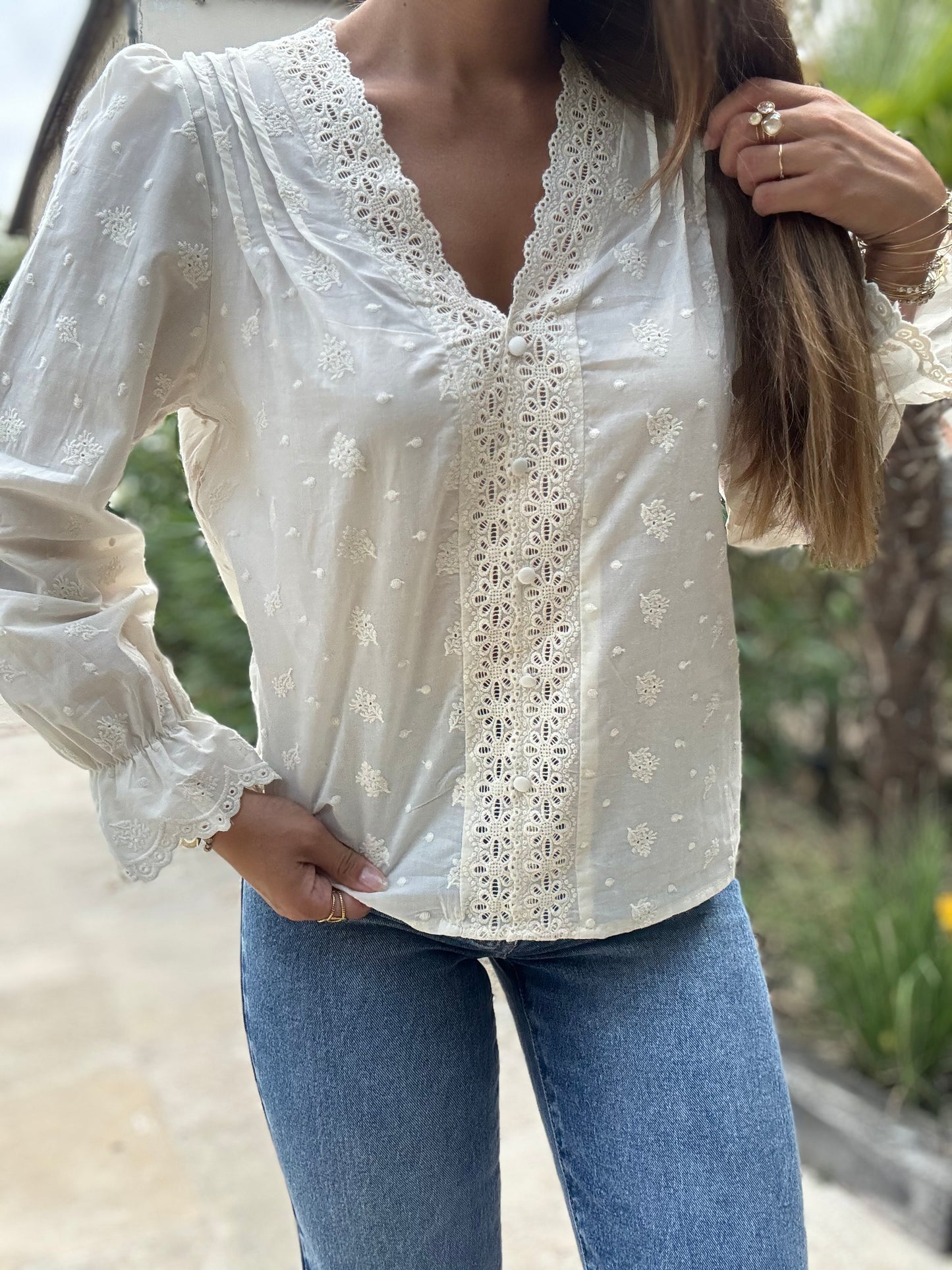 Blouse à Détails Brodés & Fleurs - Crème