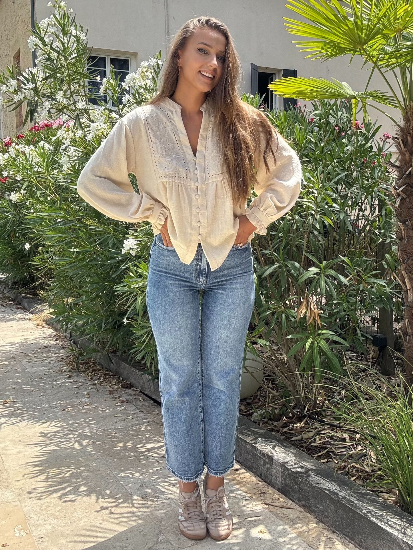 Blouse à Détails Brodés & Boutons - Beige