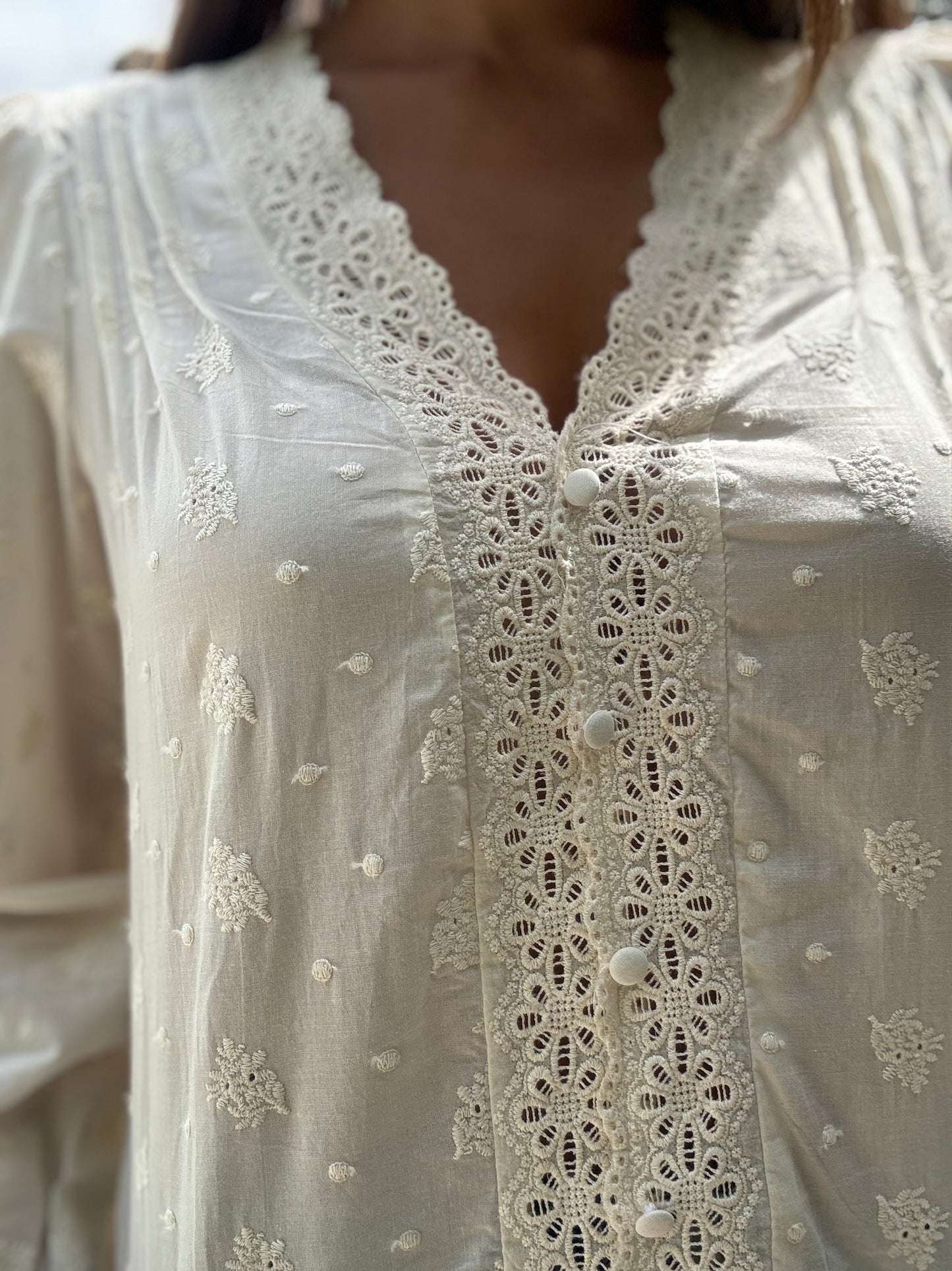 Blouse à Détails Brodés & Fleurs - Crème