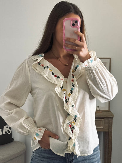 Blouse Brodée à Volants – Détail Fleurs