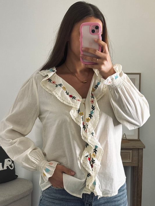 Blouse Brodée à Volants – Détail Fleurs